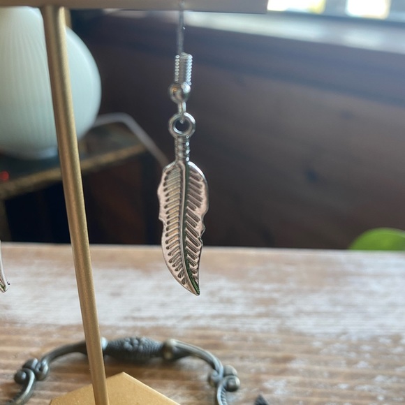 Super Cute Feather Earrings - Picture 4 of 4
